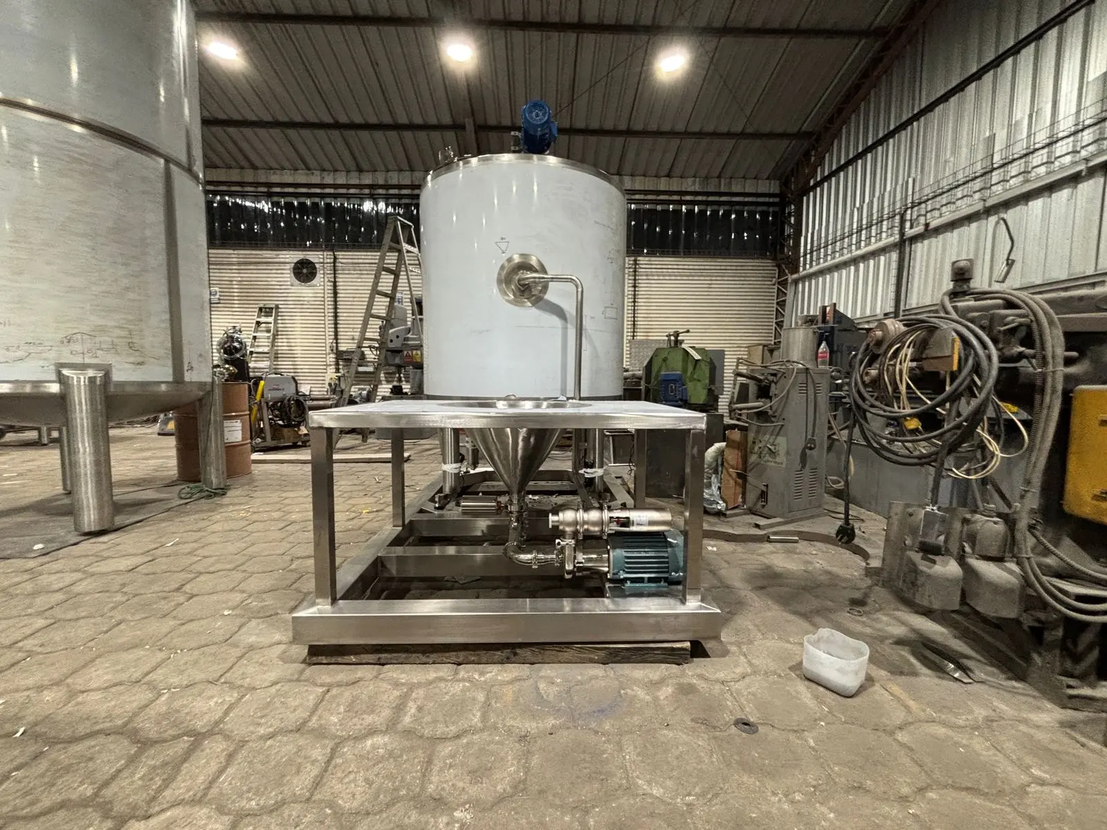 Tanque de premezcla con mesa de dosificado y mixer